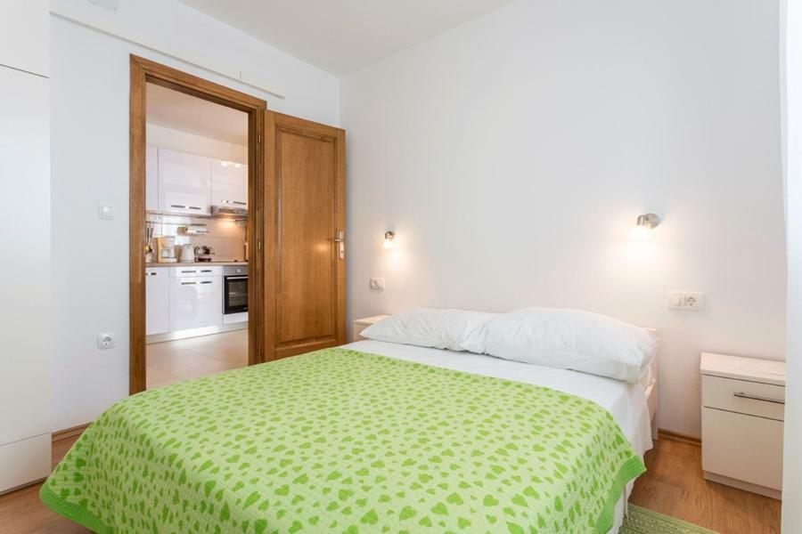 Apartments Bezmalinovic 2 Бол Экстерьер фото