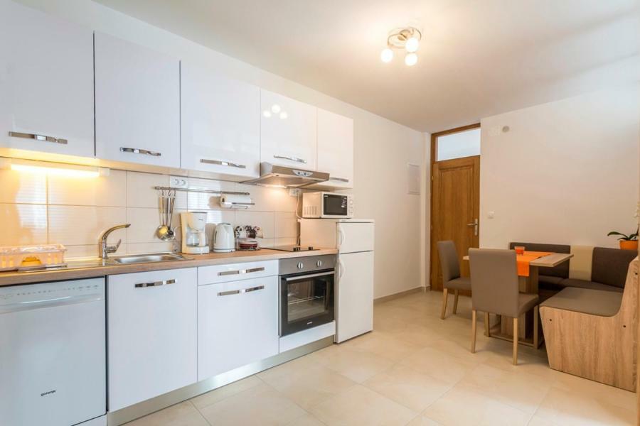 Apartments Bezmalinovic 2 Бол Экстерьер фото