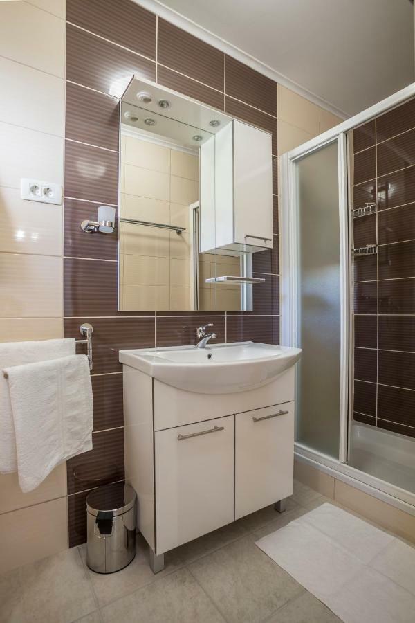 Apartments Bezmalinovic 2 Бол Экстерьер фото